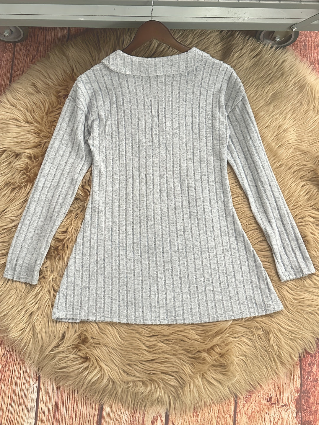 Novira - Lapel V-Neck Rib Knit T-Shirt
